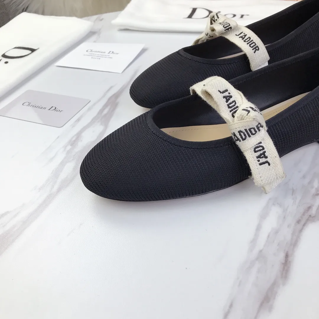 p440👟👟 DIOR Dior counter's new bow🎀webbed flat ballet shoes👯 The simple round-toed flats immediately enhance a lot of elegance and girlish innocence when paired with the J'adior woven strap. They feel very fairy tale and girlish, and they are super beautiful to wear💦It also has an elegant name miss j'adior. When you go shopping, you will definitely turn heads💯 The lining and feet are made of the same cowhide lining as the original, and the original film-free genuine leather outsole imported from Italy! Code number: 35-41 (40041 customized, non-returnable)